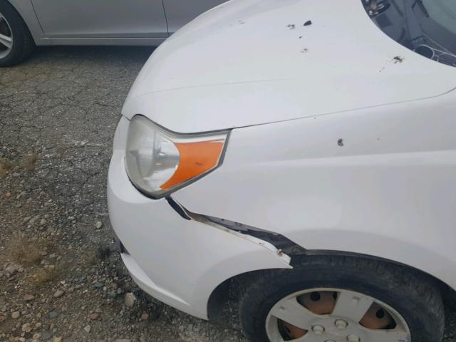 KL1TD66E19B680605 - 2009 CHEVROLET AVEO LS WHITE photo 9