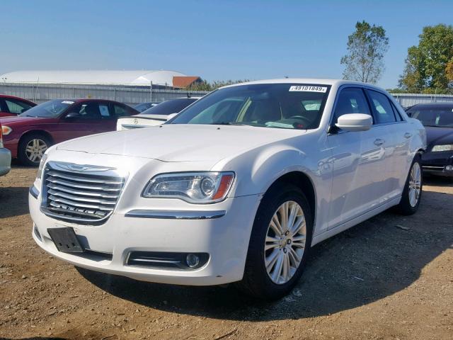 2C3CCARG5EH383659 - 2014 CHRYSLER 300 WHITE photo 2