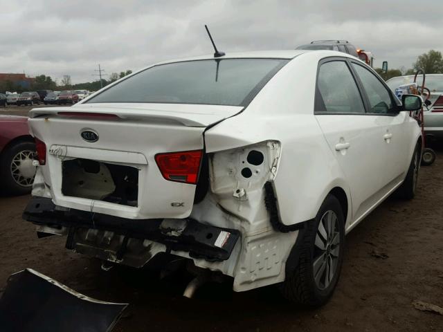 KNAFU4A29D5674028 - 2013 KIA FORTE EX WHITE photo 4