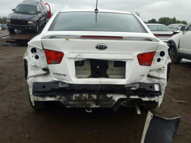 KNAFU4A29D5674028 - 2013 KIA FORTE EX WHITE photo 9