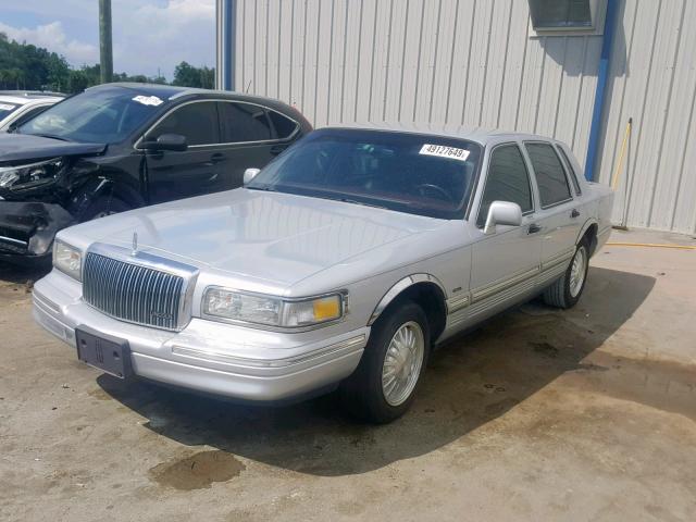 1LNLM83W8TY704240 - 1996 LINCOLN TOWN CAR C SILVER photo 2