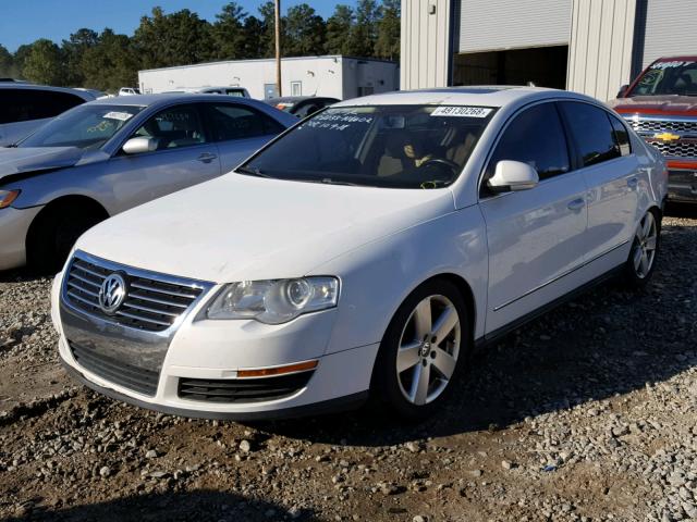 WVWAK73C98P050007 - 2008 VOLKSWAGEN PASSAT KOM WHITE photo 2