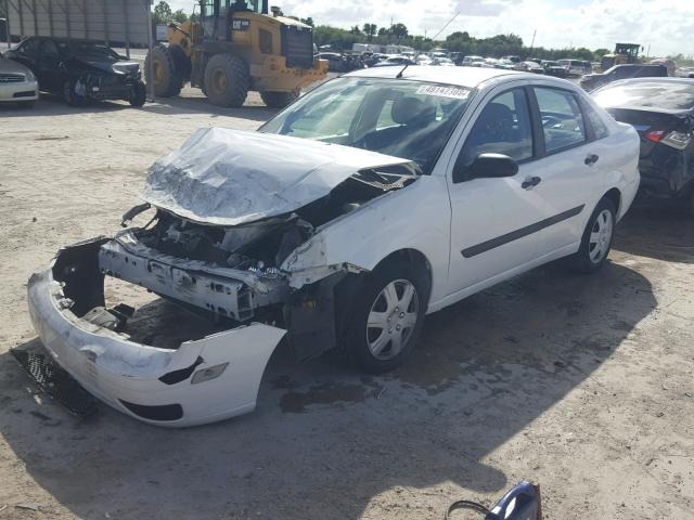 1FAFP34N57W267810 - 2007 FORD FOCUS ZX4 WHITE photo 2