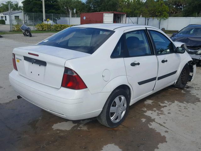 1FAFP34N57W267810 - 2007 FORD FOCUS ZX4 WHITE photo 4