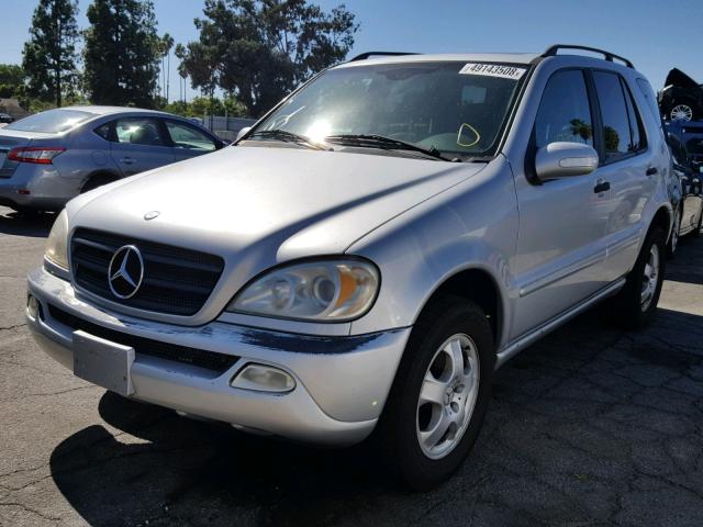 4JGAB54E62A301639 - 2002 MERCEDES-BENZ ML 320 SILVER photo 2