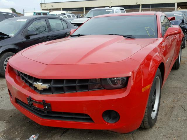 2G1FE1E30D9122544 - 2013 CHEVROLET CAMARO LS RED photo 2