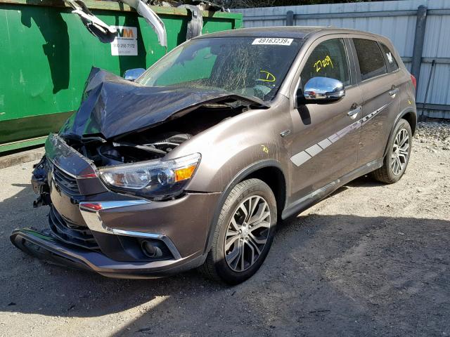 JA4AP3AU9HZ007498 - 2017 MITSUBISHI OUTLANDER BROWN photo 2