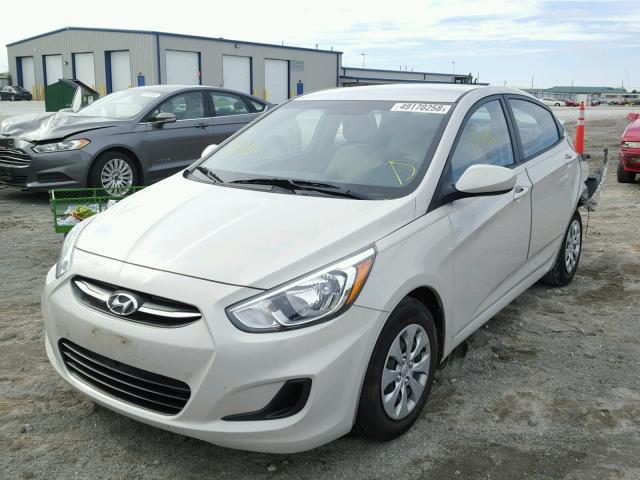 KMHCT4AEXGU099205 - 2016 HYUNDAI ACCENT SE WHITE photo 2