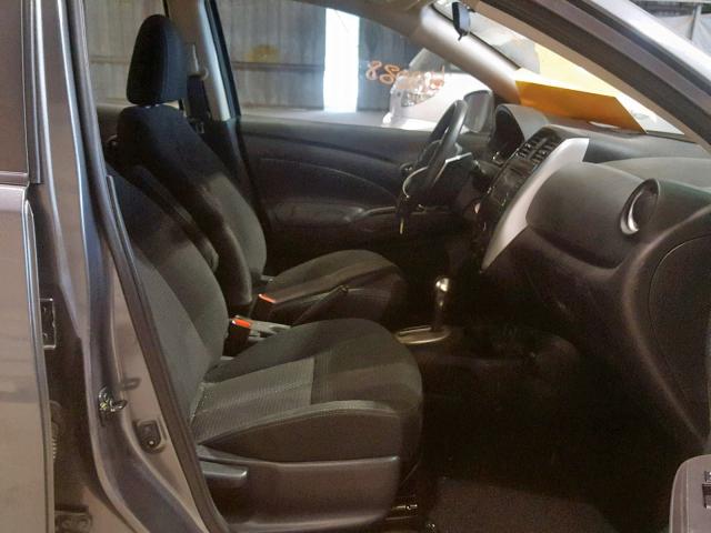 3N1CN7AP1HL882588 - 2017 NISSAN VERSA S GRAY photo 5