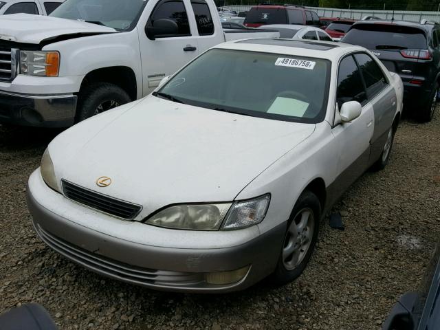 JT8BF28G5W5043893 - 1998 LEXUS ES 300 WHITE photo 2