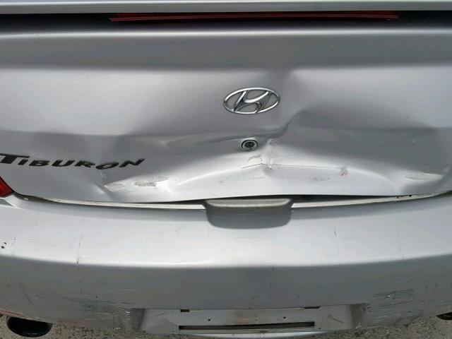 KMHHM65D24U144374 - 2004 HYUNDAI TIBURON SILVER photo 9