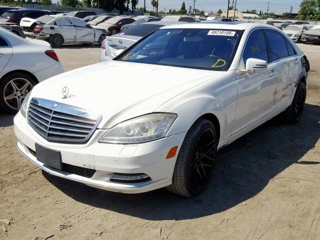 WDDNG7DB4DA529933 - 2013 MERCEDES-BENZ S 550 WHITE photo 2