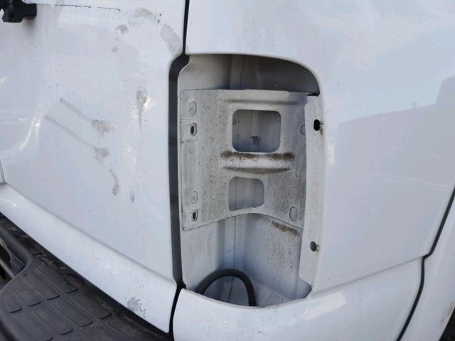 1GKEK13T82J333916 - 2002 GMC YUKON WHITE photo 9