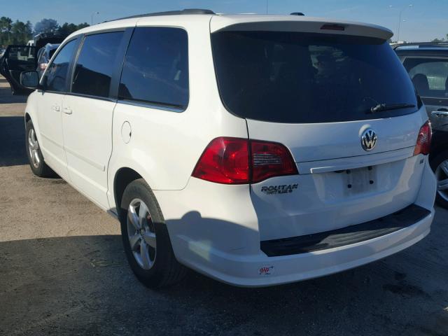 2V4RW3DG0BR626144 - 2011 VOLKSWAGEN ROUTAN SE WHITE photo 3