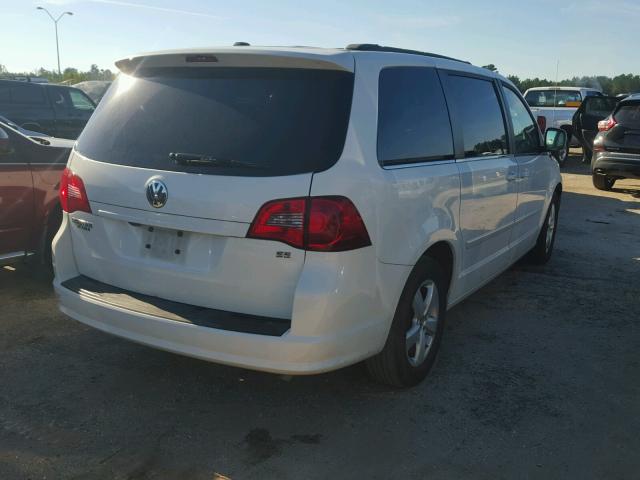 2V4RW3DG0BR626144 - 2011 VOLKSWAGEN ROUTAN SE WHITE photo 4