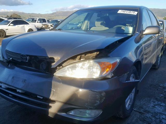 4T1BE32K94U877624 - 2004 TOYOTA CAMRY LE GRAY photo 2