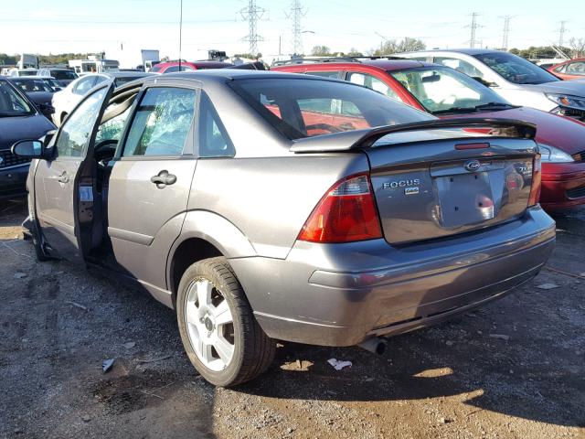 1FAHP34N85W318500 - 2005 FORD FOCUS ZX4 GRAY photo 3