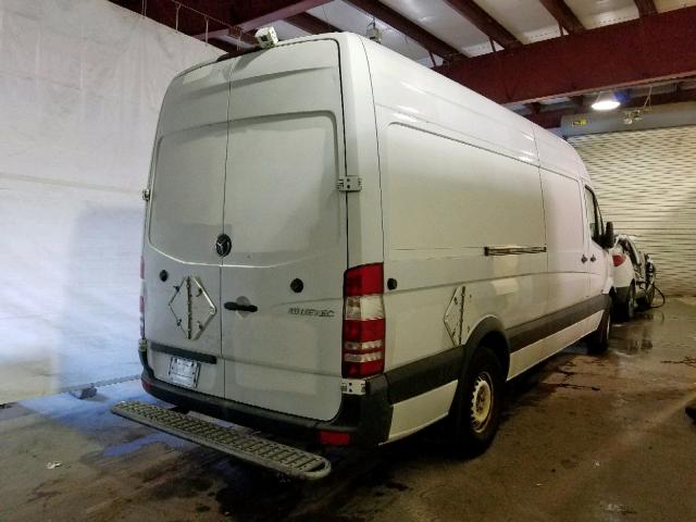 WD3PE8CB4B5586553 - 2011 MERCEDES-BENZ SPRINTER 2 WHITE photo 4