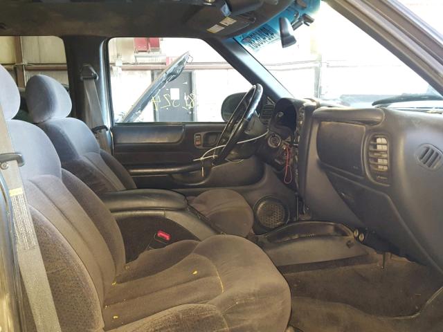 1GNDT13W212114898 - 2001 CHEVROLET BLAZER GRAY photo 5