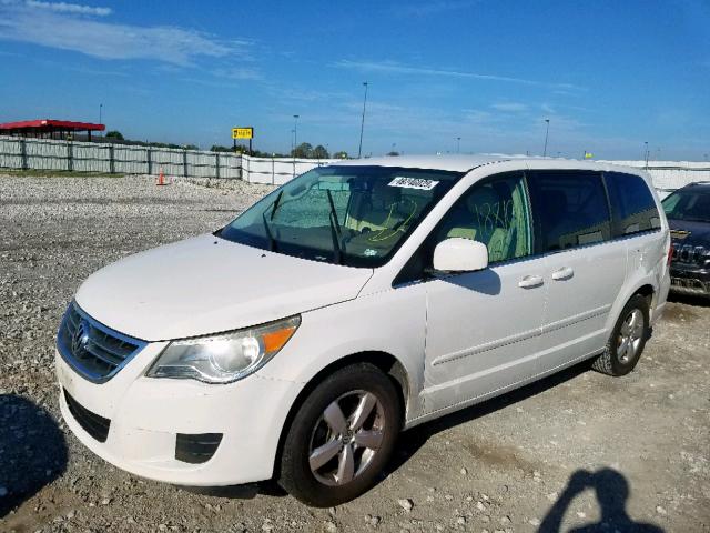 2V4RW3D12AR230825 - 2010 VOLKSWAGEN ROUTAN SE WHITE photo 2