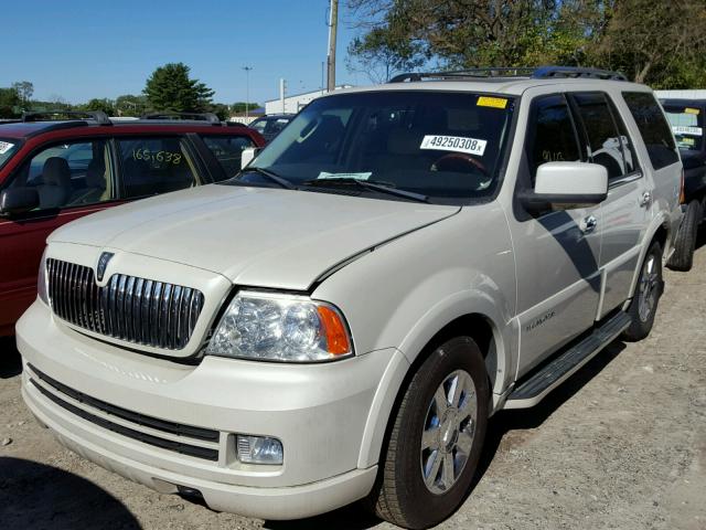 5LMFU28516LJ20593 - 2006 LINCOLN NAVIGATOR Кремовый фото 2