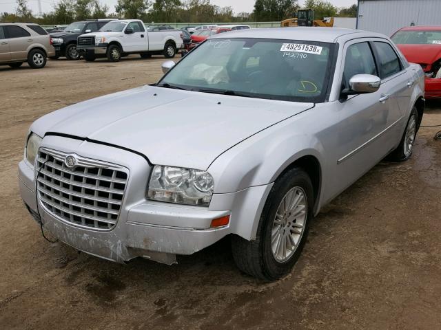 2C3CA5CV9AH221001 - 2010 CHRYSLER 300 TOURIN SILVER photo 2