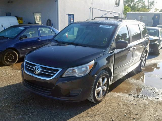 2V4RW3DG5BR717202 - 2011 VOLKSWAGEN ROUTAN SE BLACK photo 2