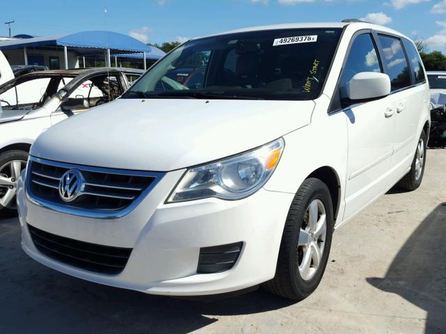 2V4RW3DG3BR717411 - 2011 VOLKSWAGEN ROUTAN SE WHITE photo 2