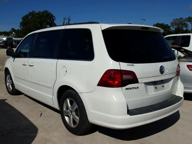 2V4RW3DG3BR717411 - 2011 VOLKSWAGEN ROUTAN SE WHITE photo 3