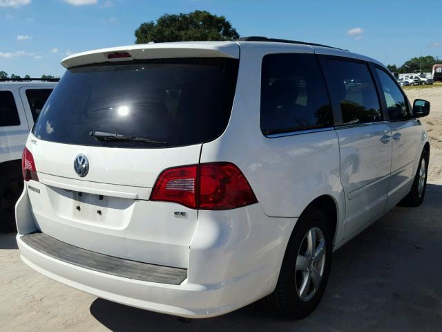 2V4RW3DG3BR717411 - 2011 VOLKSWAGEN ROUTAN SE WHITE photo 4