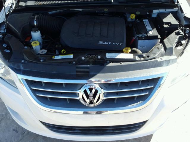 2V4RW3DG3BR717411 - 2011 VOLKSWAGEN ROUTAN SE WHITE photo 7