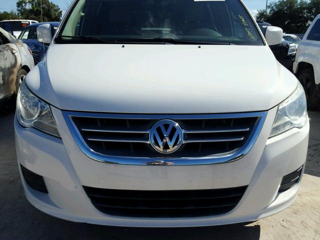 2V4RW3DG3BR717411 - 2011 VOLKSWAGEN ROUTAN SE WHITE photo 9