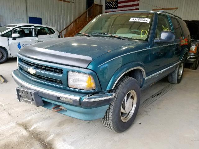 1GNDT13W8V2174447 - 1997 CHEVROLET BLAZER GREEN photo 2