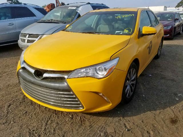 4T1BD1FK4FU148466 - 2015 TOYOTA CAMRY HYBR YELLOW photo 2