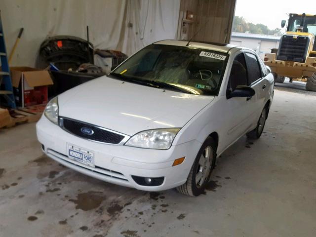 1FAHP34N76W205705 - 2006 FORD FOCUS ZX4 WHITE photo 2