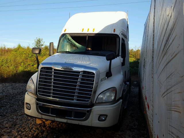 1FUJGLDR3CLBJ1604 - 2012 FREIGHTLINER CASCADIA 1 WHITE photo 2