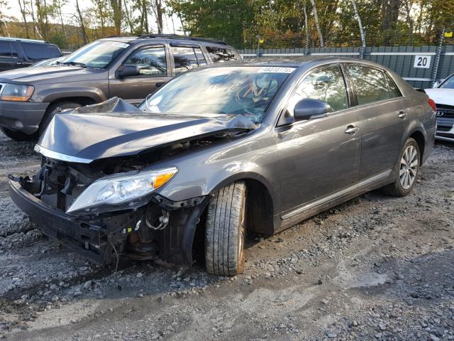 4T1BK3DB8BU438059 - 2011 TOYOTA AVALON BAS Gris photo 2