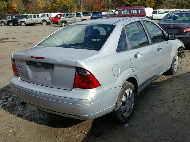 1FAFP34N57W230191 - 2007 FORD FOCUS ZX4 SILVER photo 4