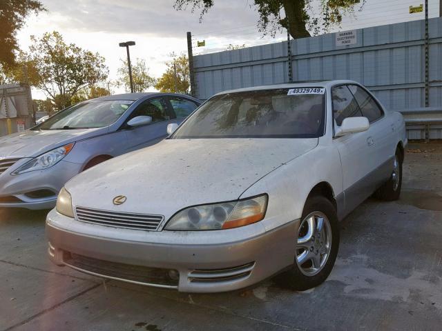 JT8GK13T8R0029682 - 1994 LEXUS ES 300 WHITE photo 2