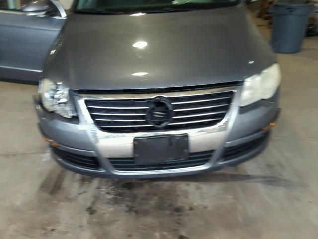 WVWAK73C78P089047 - 2008 VOLKSWAGEN PASSAT KOM GRAY photo 9