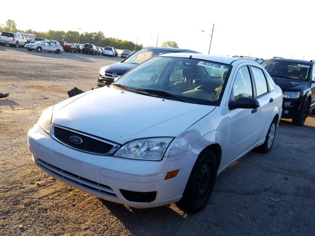 1FAFP34N86W157638 - 2006 FORD FOCUS ZX4 WHITE photo 2