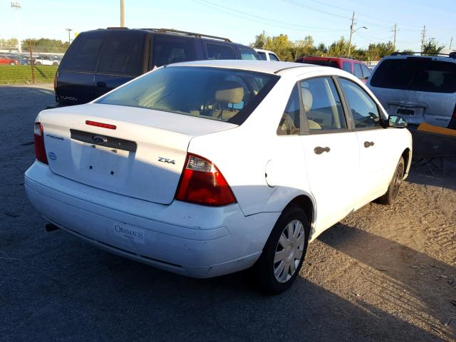 1FAFP34N86W157638 - 2006 FORD FOCUS ZX4 WHITE photo 4