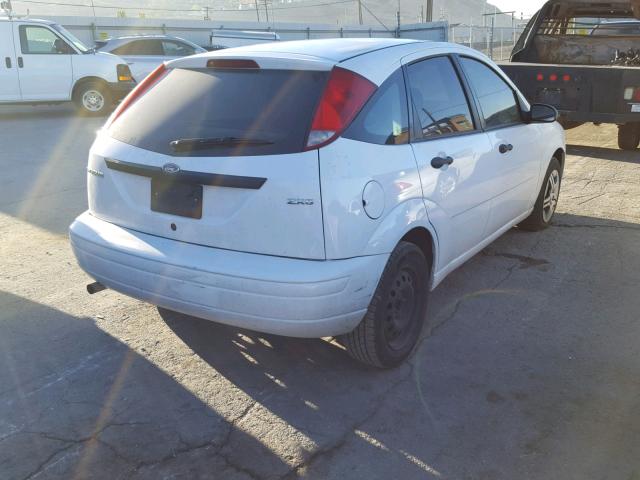 3FAFP37N85R124801 - 2005 FORD FOCUS ZX5 WHITE photo 4