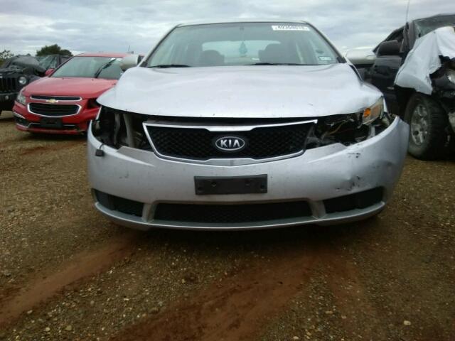 KNAFU4A2XA5848717 - 2010 KIA FORTE EX SILVER photo 9