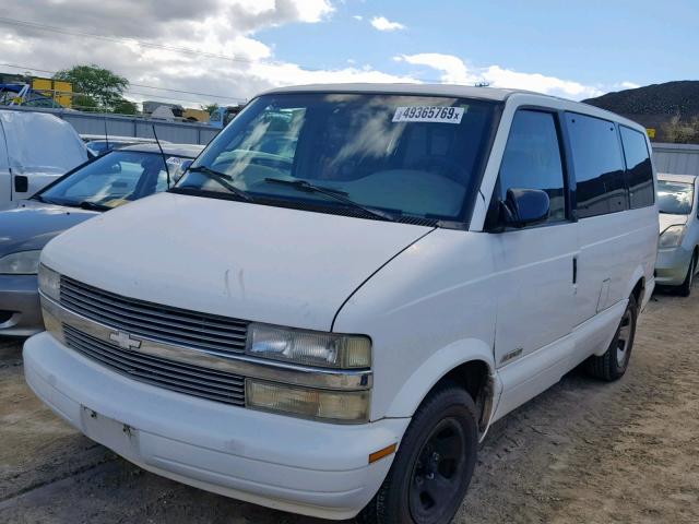 1GNDM19W6WB100840 - 1998 CHEVROLET ASTRO WHITE photo 2