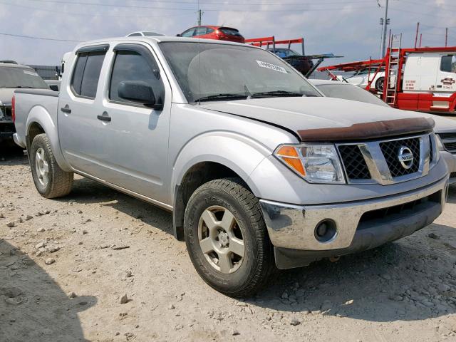 1N6AD07W35C436704 - 2005 NISSAN FRONTIER C SILVER photo 1