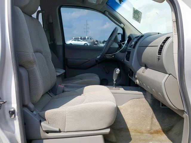 1N6AD07W35C436704 - 2005 NISSAN FRONTIER C SILVER photo 5