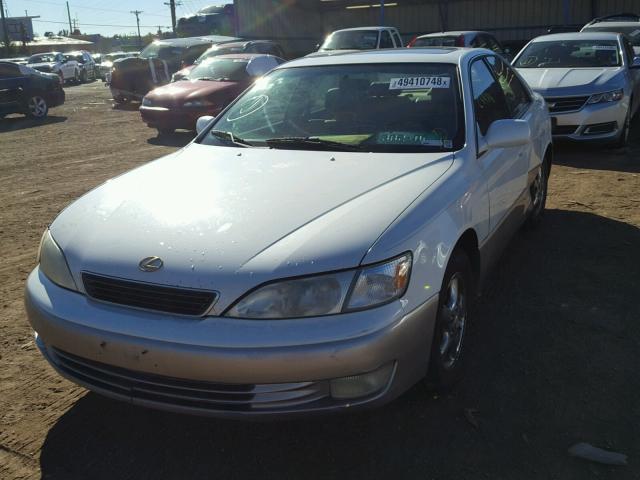 JT8BF28G6W5043773 - 1998 LEXUS ES 300 WHITE photo 2