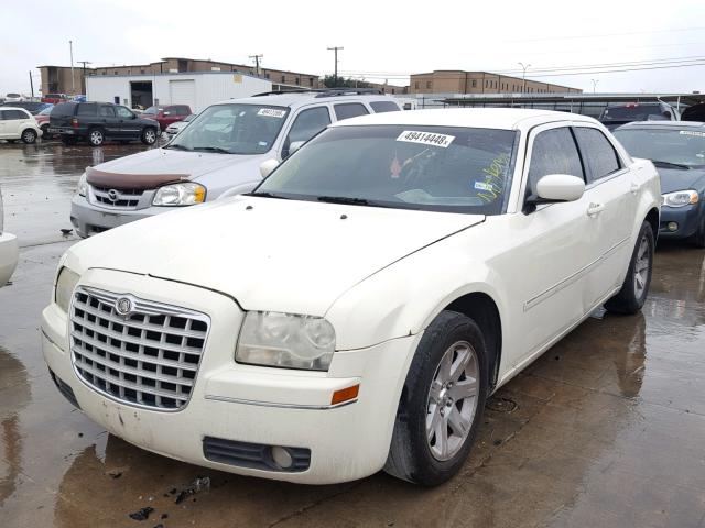 2C3KA53G17H725743 - 2007 CHRYSLER 300 TOURIN WHITE photo 2