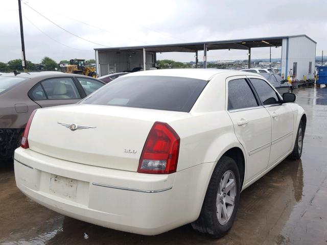 2C3KA53G17H725743 - 2007 CHRYSLER 300 TOURIN WHITE photo 4